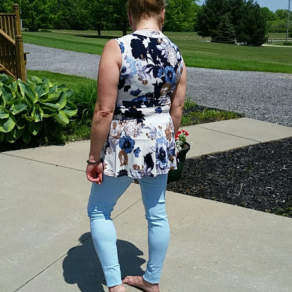 2 LEFT Floral faux wrap surplice sleeveless top - Picture 8 of 8